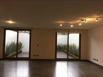 CASA EN VENTA  FRACC. EN LOMAS QUEBRADAS, LA MAGDALENA CONTRERAS, CDMX.