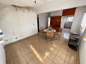 DEPARTAMENTO EN TERCER PISO IDEAL PARA HABITAR, REMODELAR O INVERTIR