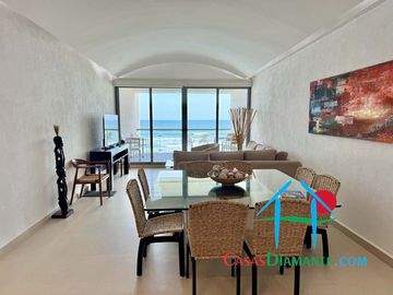 Departamento a pie de playa con 4 recámaras y vista al mar