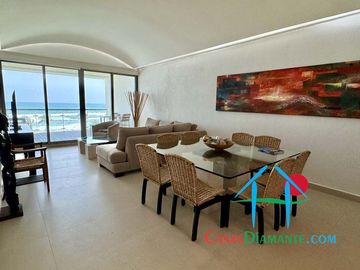 Departamento a pie de playa con 4 recámaras y vista al mar