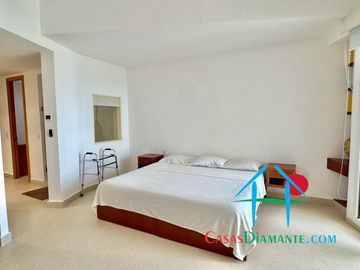 Departamento a pie de playa con 4 recámaras y vista al mar