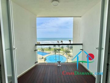 Departamento a pie de playa con 4 recámaras y vista al mar
