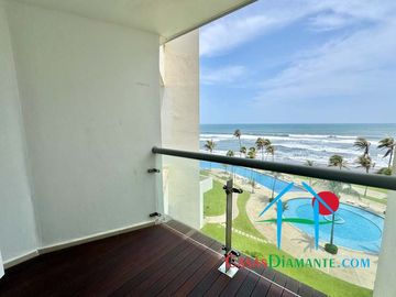 Departamento a pie de playa con 4 recámaras y vista al mar