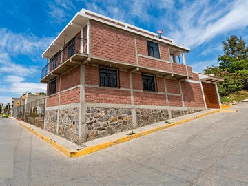 CASA EN IXTAPALUCA, MUY AMPLIA, ACABADOS DE LUJO, CUENTA CON TODOS LOS SERVICIOS Y AMENIDADES.