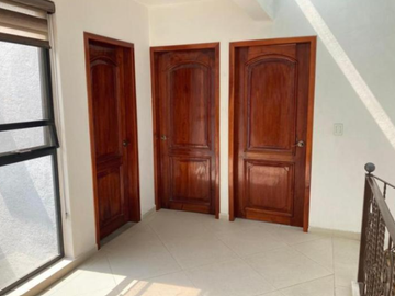 CASA EN IXTAPALUCA, MUY AMPLIA, ACABADOS DE LUJO, CUENTA CON TODOS LOS SERVICIOS Y AMENIDADES.