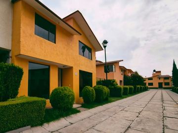 RENTA DE CASA CON EXCELNETE UBICACION RAPIDOS ACCESOS AV LAS TORRES Y PASEO TOLLOCAN CERCA DE TOWN SQUARE A 10 MINUTOS CENTRO DE METEPEC