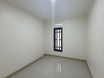 masih 1 m-an rumah 2 lantai di sekitaran summarecon bekasi dan dekat stasiun bekasi