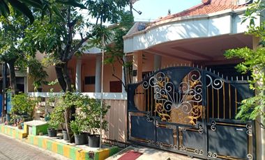 Rumah Rungkut Barata luas tanah 201m2 dimensi lebar 11meter ada 5 kamar tidur, bangunan 1.5 lantai