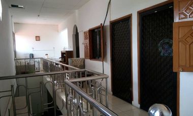 Rumah Rungkut Barata luas tanah 201m2 dimensi lebar 11meter ada 5 kamar tidur, bangunan 1.5 lantai