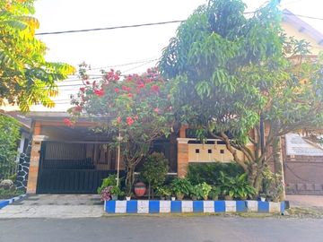 DIJUAL Cepat Rumah Terawat dan Area Carport Luas Siap Huni Lingkungan Asri Akses Mudah ke Pusat Kuliner dan Dekat Pintu Tol di JL Dirgantara
