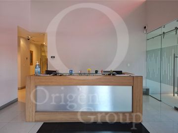 Oficinas con Local comercial acondicionados en Periférico Sur