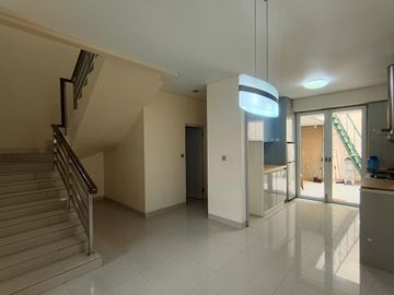 Ss.3871 - Murah !! Disewa Rumah Siap Huni 6x20 Minimalis Hadap Selatan Jalan 3 Mobil di Kelapa Puan