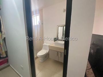 Casa con amenidades y 3 recámaras con 1 en planta baja - Zákia. VENTA