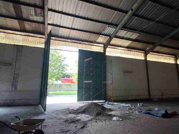 Disewakan Gudang Cangkir Driyorejo. 2 Gudang Jejer. Bagus. Siap Pakai. Ada Air Sumur