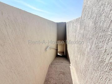 Departamento de 2 niveles con 2 recámaras y roof garden, Altos de Juriquilla. RENTA