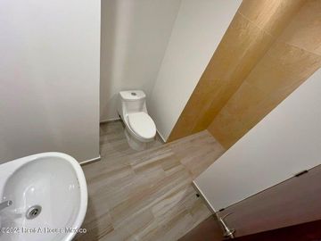 Santa Fe Juriquilla. RENTA - Departamento de dos niveles con estudio, 4 recámaras, amenidades