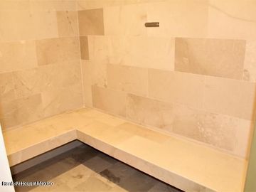 Santa Fe Juriquilla. RENTA - Departamento de dos niveles con estudio, 4 recámaras, amenidades