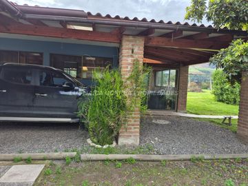 Exclusiva Parcela con 3 Casas, Piscina y Amplias Áreas Verdes en La Cruz – 5.060 m² de Terreno