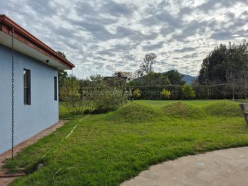 Exclusiva Parcela con 3 Casas, Piscina y Amplias Áreas Verdes en La Cruz – 5.060 m² de Terreno