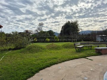 Exclusiva Parcela con 3 Casas, Piscina y Amplias Áreas Verdes en La Cruz – 5.060 m² de Terreno