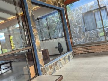 Exclusiva Parcela con 3 Casas, Piscina y Amplias Áreas Verdes en La Cruz – 5.060 m² de Terreno