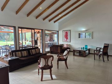 Exclusiva Parcela con 3 Casas, Piscina y Amplias Áreas Verdes en La Cruz – 5.060 m² de Terreno