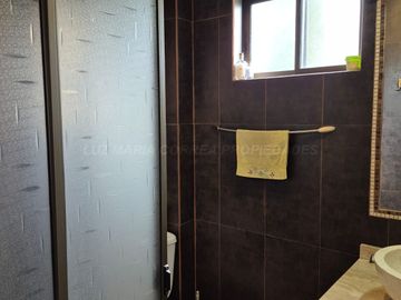 Exclusiva Parcela con 3 Casas, Piscina y Amplias Áreas Verdes en La Cruz – 5.060 m² de Terreno