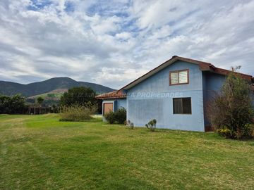 Exclusiva Parcela con 3 Casas, Piscina y Amplias Áreas Verdes en La Cruz – 5.060 m² de Terreno