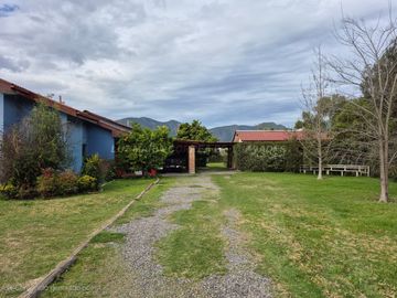Exclusiva Parcela con 3 Casas, Piscina y Amplias Áreas Verdes en La Cruz – 5.060 m² de Terreno