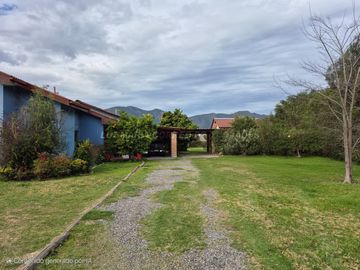 Exclusiva Parcela con 3 Casas, Piscina y Amplias Áreas Verdes en La Cruz – 5.060 m² de Terreno