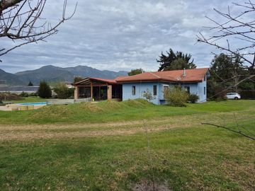 Exclusiva Parcela con 3 Casas, Piscina y Amplias Áreas Verdes en La Cruz – 5.060 m² de Terreno