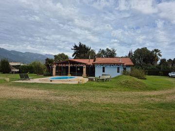 Exclusiva Parcela con 3 Casas, Piscina y Amplias Áreas Verdes en La Cruz – 5.060 m² de Terreno
