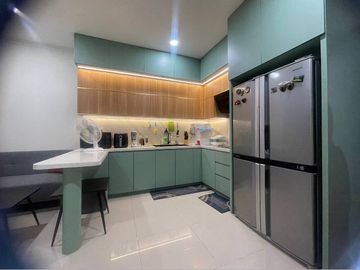 DIJUAL RUMAH 3 LANTAI FULL FURNISH PREMIUM SIAP HUNI DI GADING SERPONG (AR86)
