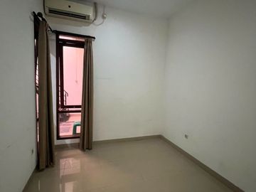 Ngebut! Rumah Singgasana Pradana