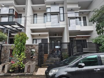 SIAP HUNI! Rumah Mulyosari Minimalis Modern - Bangunan 2 Lantai, Bebas Banjir