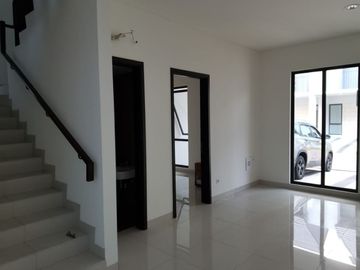 Rumah 2lt + attic 7x12 84meter Cluster Wisteria Metland Menteng