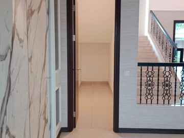 Rumah Dijual BSD City Semi Furnished Kolam Renang Hadap Selatan BS-18645