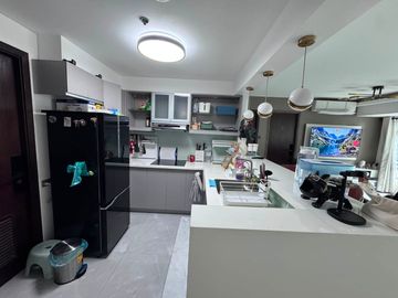Fully Furnished 2 Bedroom in Kroma Tower Makati