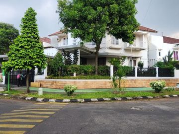 Rumah Hoek Ada Kolam Renang di Kemang Pratama Bekasi