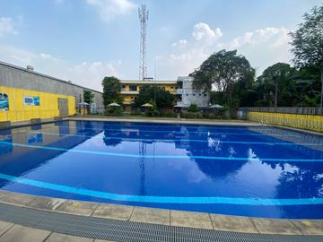 Gedung Siap Huni dengan Halaman Luas dan Fasilitas Lengkap di Bekasi