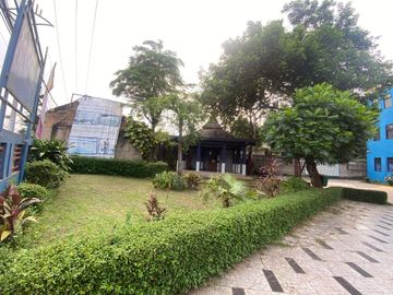 Gedung Siap Huni dengan Halaman Luas dan Fasilitas Lengkap di Bekasi