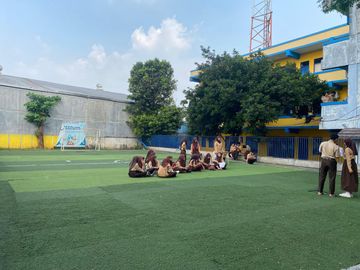 Gedung Siap Huni dengan Halaman Luas dan Fasilitas Lengkap di Bekasi