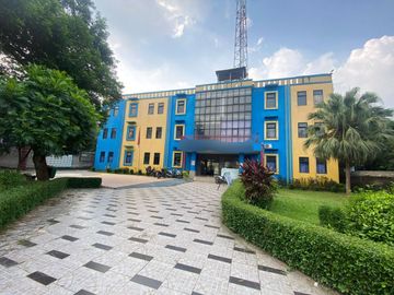Gedung Siap Huni dengan Halaman Luas dan Fasilitas Lengkap di Bekasi