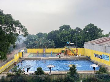 Gedung Siap Huni dengan Halaman Luas dan Fasilitas Lengkap di Bekasi