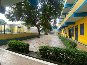 Gedung Siap Huni dengan Halaman Luas dan Fasilitas Lengkap di Bekasi