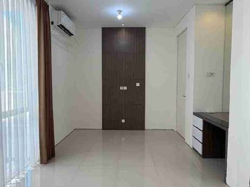 Dijual cepat rumah cantik royal Residen.hook view danau wiyung Surabaya barat