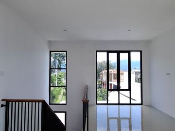 VILLA READY STOCK 2 LANTAI UNTUK INVESTASI  DEKAT WISATA DI KOTA BATU