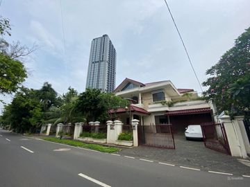 Rumah Premium Lahan Luas, Ruang Lega Lengkap Private Pool di Cilandak