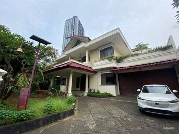 Rumah Premium Lahan Luas, Ruang Lega Lengkap Private Pool di Cilandak