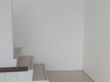 Rumah Hook 2,5 Lantai di Citra Garden 8 Siap Huni